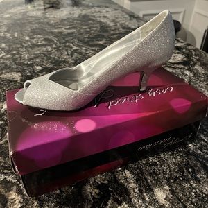 Easy Street silver peep toe shoes